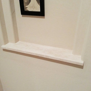 Bild på en liten vintage hall, med vita väggar och travertin golv