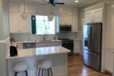 Kitchen - modern kitchen idea in Charleston