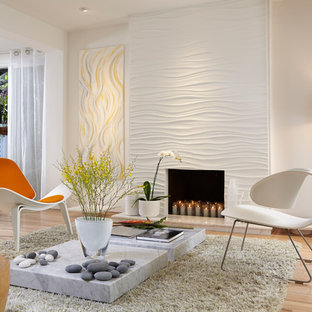 Exempel på ett mellanstort modernt vardagsrum, med beige väggar, ljust trägolv och en standard öppen spis