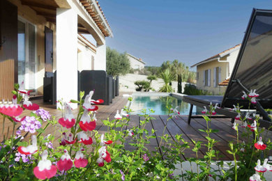 Cette photo montre un jardin latéral méditerranéen de taille moyenne avec une terrasse en bois.