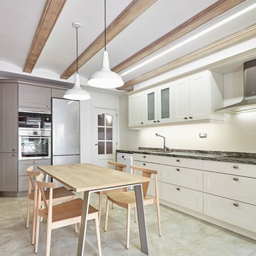 Cocina bonita e iluminada