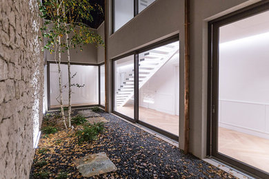 Foto di un piccolo patio o portico moderno nel cortile laterale con ghiaia e nessuna copertura