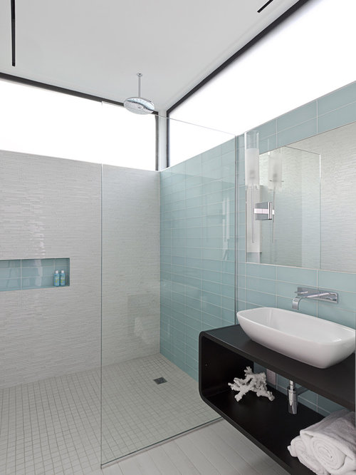 Badezimmer mit bodengleicher Dusche und Glasfliesen Ideen, Design