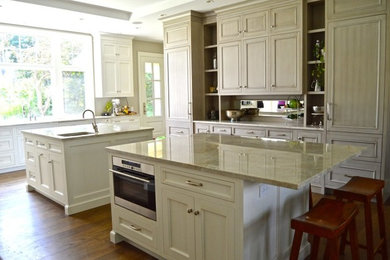 Kitchen photo in Chicago