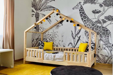 Foto de dormitorio infantil tropical con paredes negras, suelo de madera clara, suelo beige y papel pintado