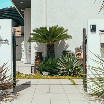 ボタニカルな植栽がお出迎え