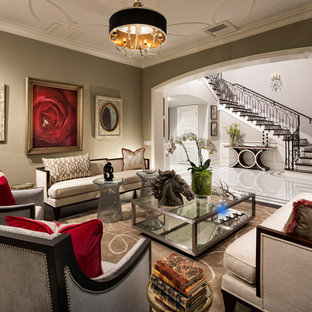 Repräsentatives, Abgetrenntes Mediterranes Wohnzimmer mit grauer Wandfarbe in Los Angeles