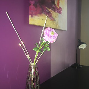 アトランタの大きいモダンスタイルのおしゃれな書斎 (紫の壁、カーペット敷き、暖炉なし、自立型机) の写真