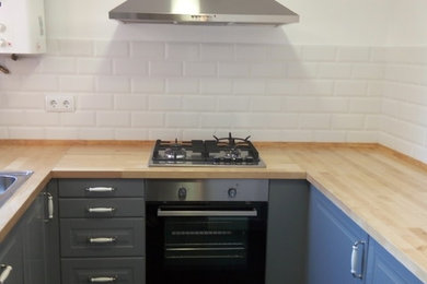 バルセロナにある小さなトランジショナルスタイルのおしゃれなキッチン (シングルシンク、インセット扉のキャビネット、グレーのキャビネット、ラミネートカウンター、白いキッチンパネル、セラミックタイルのキッチンパネル、シルバーの調理設備、磁器タイルの床) の写真