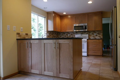 Kitchen - traditional kitchen idea in Seattle