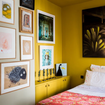 Une chambre colorée et ses tableaux