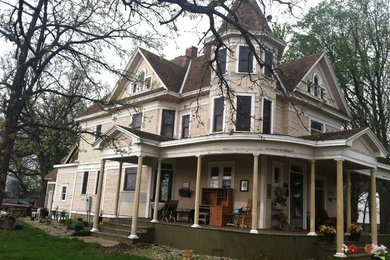 Example of an ornate home design design in Milwaukee