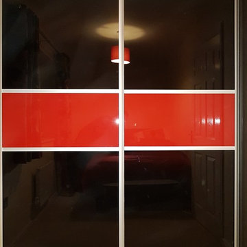 High gloss sliding door with aluminium frame