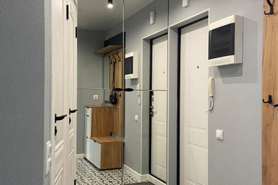 Diseño de puerta principal contemporánea con paredes grises, suelo de baldosas de cerámica, puerta simple y puerta blanca