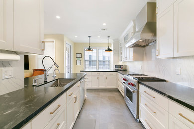 Kitchen - traditional kitchen idea in San Francisco