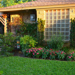 Design ideas for a mid-sized southwestern shade backyard mulch landscaping in Dallas for summer.