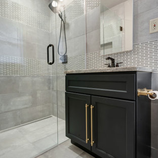 Badezimmer mit Zementfliesen und grauer Waschtischplatte Ideen, Design