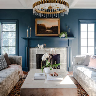 Foto på ett mellanstort vintage hemmastudio, med blå väggar, mörkt trägolv, en standard öppen spis, en spiselkrans i trä, ett fristående skrivbord och brunt golv