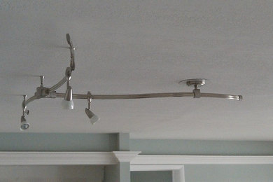 Curved rail light in 'T' configuration with spotlights