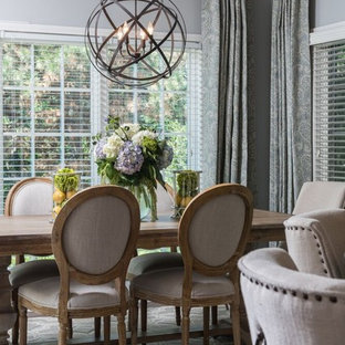 カンザスシティの小さいトランジショナルスタイルのLDKの画像 (グレーの壁、暖炉なし、茶色い床、濃色無垢フローリング)