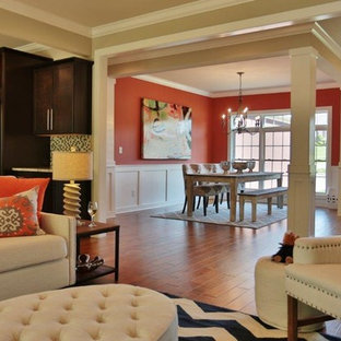 ルイビルの中サイズのトランジショナルスタイルのLDKの画像 (赤い壁)