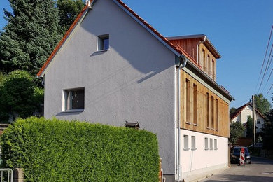 Imagen de fachada de casa tradicional con revestimiento de madera