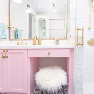 Bild på ett mellanstort vintage vit vitt badrum för barn, med skåp i shakerstil, lila skåp, en kantlös dusch, en toalettstol med hel cisternkåpa, vit kakel, keramikplattor, beige väggar, klinkergolv i porslin, ett undermonterad handfat, bänkskiva i kvarts, blått golv och dusch med gångjärnsdörr