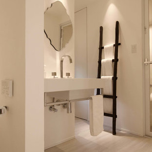 Foto di un bagno di servizio minimalista con pareti bianche, pavimento in legno verniciato, lavabo sospeso e pavimento grigio