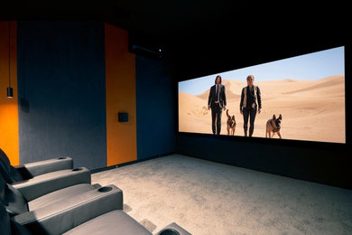 Ispirazione per un home theatre minimal di medie dimensioni e chiuso con pareti blu, moquette, schermo di proiezione e pavimento grigio