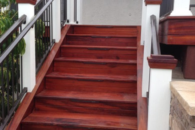 サンディエゴにある高級な中くらいなトランジショナルスタイルのおしゃれな直階段 (木の蹴込み板、混合材の手すり) の写真