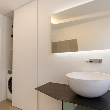 Ristrutturazione di un appartamento con cucina “total white” ed arredi su misura