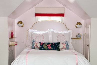 アトランタにある小さなトランジショナルスタイルのおしゃれな主寝室 (白い壁、無垢フローリング、茶色い床、三角天井) のレイアウト