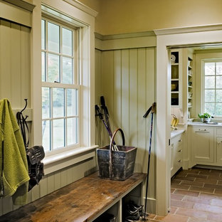 バーリントンのトラディショナルスタイルのおしゃれなマッドルーム (オレンジの床) の写真