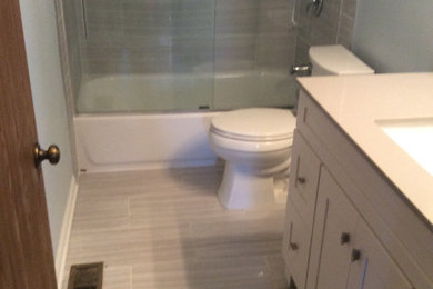 Example of a minimalist bathroom design in Chicago