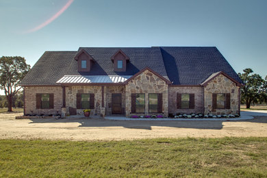 Farmhouse home design photo in Dallas