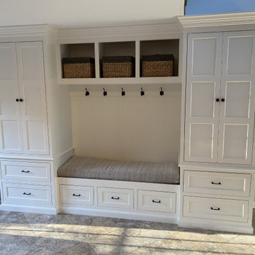 Custom cabinets - Mudroom locker