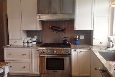 ポートランド(メイン)にあるエクレクティックスタイルのおしゃれなキッチンの写真