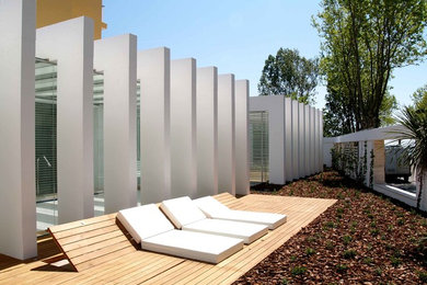 Diseño de terraza actual en patio lateral con ducha exterior