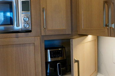 Kitchen - contemporary kitchen idea in Chicago