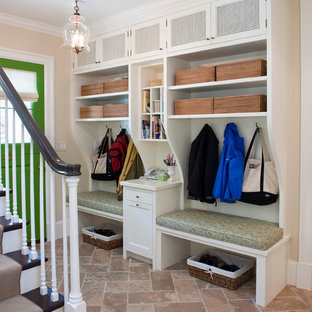 Свежая идея для дизайна: тамбур в классическом стиле с зеленой входной дверью, бежевыми стенами и голландской входной дверью - отличное фото интерьера