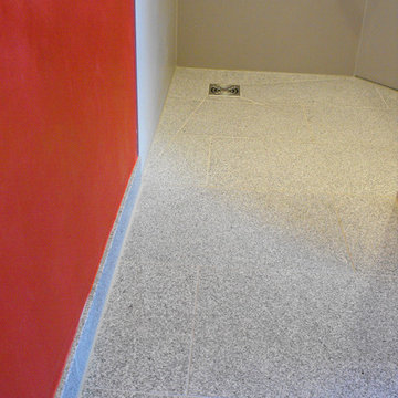 Walk-In-Dusche, gefliest mit "Padang hell", Wände "Laminam" großformatig
