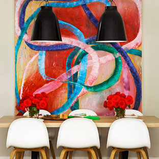 Cette image montre une salle à manger design de taille moyenne avec moquette et un mur beige.