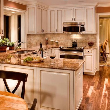 Traditional Ivory Raised Panel Kitchen Cabinets with Crown Molding