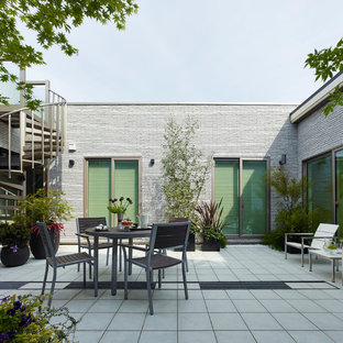 東京23区のコンテンポラリースタイルのおしゃれな中庭のテラス (コンテナガーデン、コンクリート敷き	、日よけなし) の写真