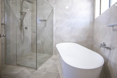 Photo of a contemporary bathroom in Sydney.