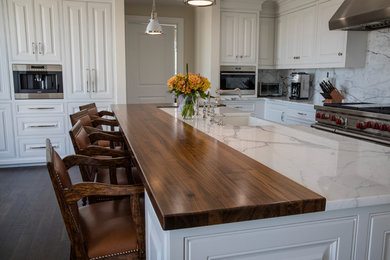 Transitional kitchen photo in Chicago