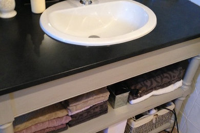 Réalisation d'une petite douche en alcôve tradition avec une baignoire encastrée, WC à poser, un carrelage blanc, des carreaux de céramique, un mur blanc, un sol en carrelage de céramique, un lavabo de ferme, un plan de toilette en bois et un sol beige.