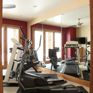 ソルトレイクシティの大きいトラディショナルスタイルのおしゃれなトレーニングルーム (赤い壁) の写真