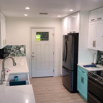 Contemporary Kitchen Remodel Done in a Two-Tone Color