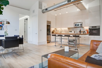 Example of an urban kitchen design in New York